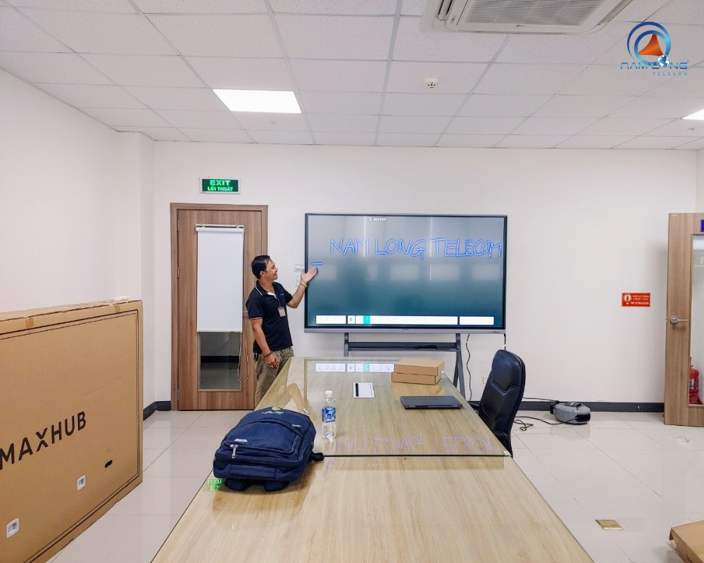 Hình ảnh triển khai lắp đặt màn hình tương tác tại Hyosung