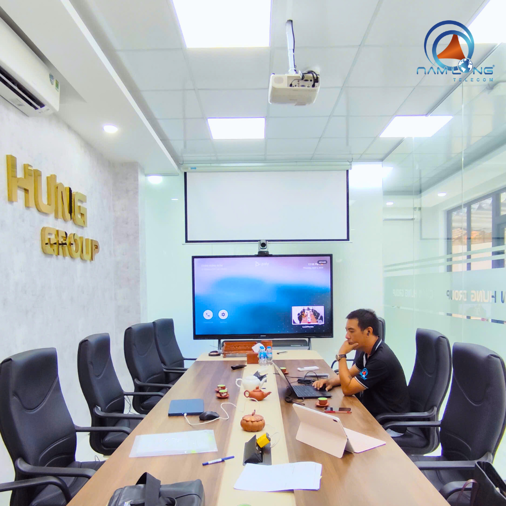 Lắp đặt màn hình tương tác và camera họp chuyên dụng cho Chấn Hưng Group