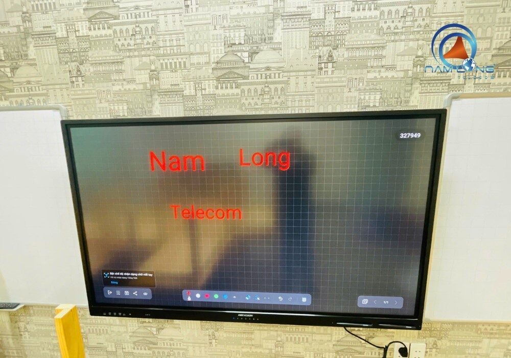 Hình ảnh lắp đặt màn hình tương tác Hikvision tại Genius Math