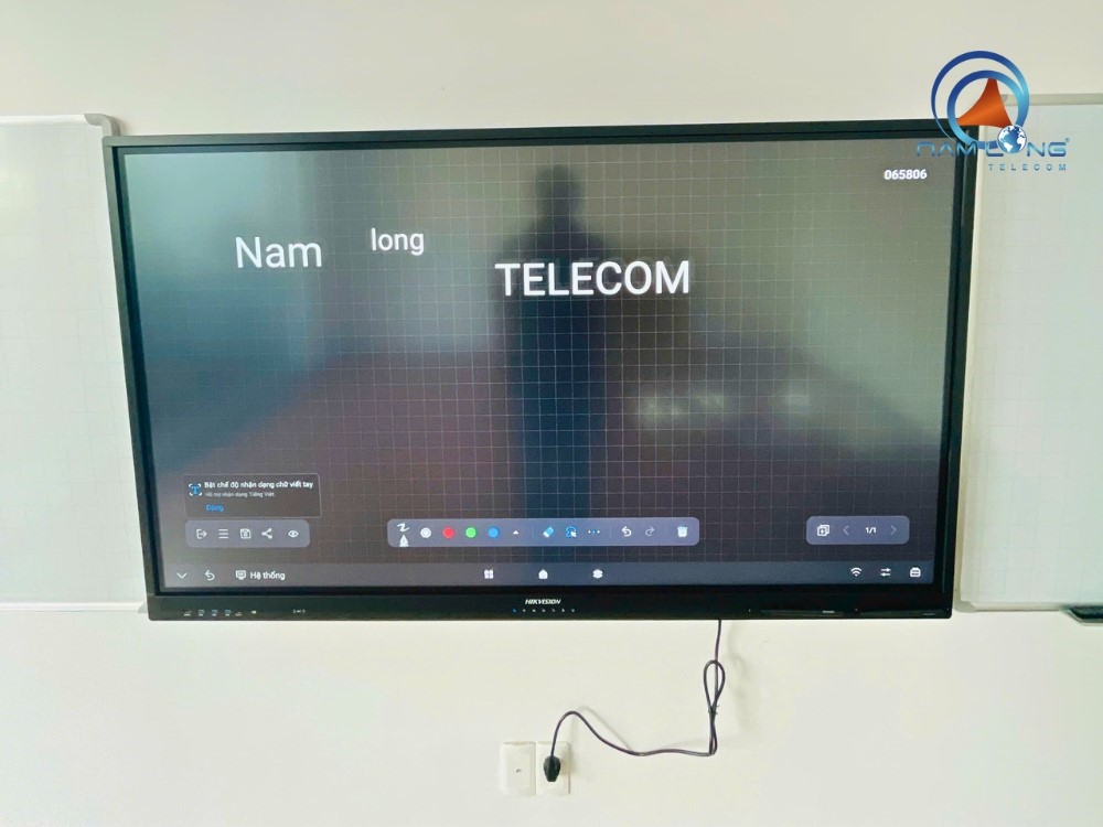 Hình ảnh lắp đặt màn hình tương tác Hikvision tại Genius Math