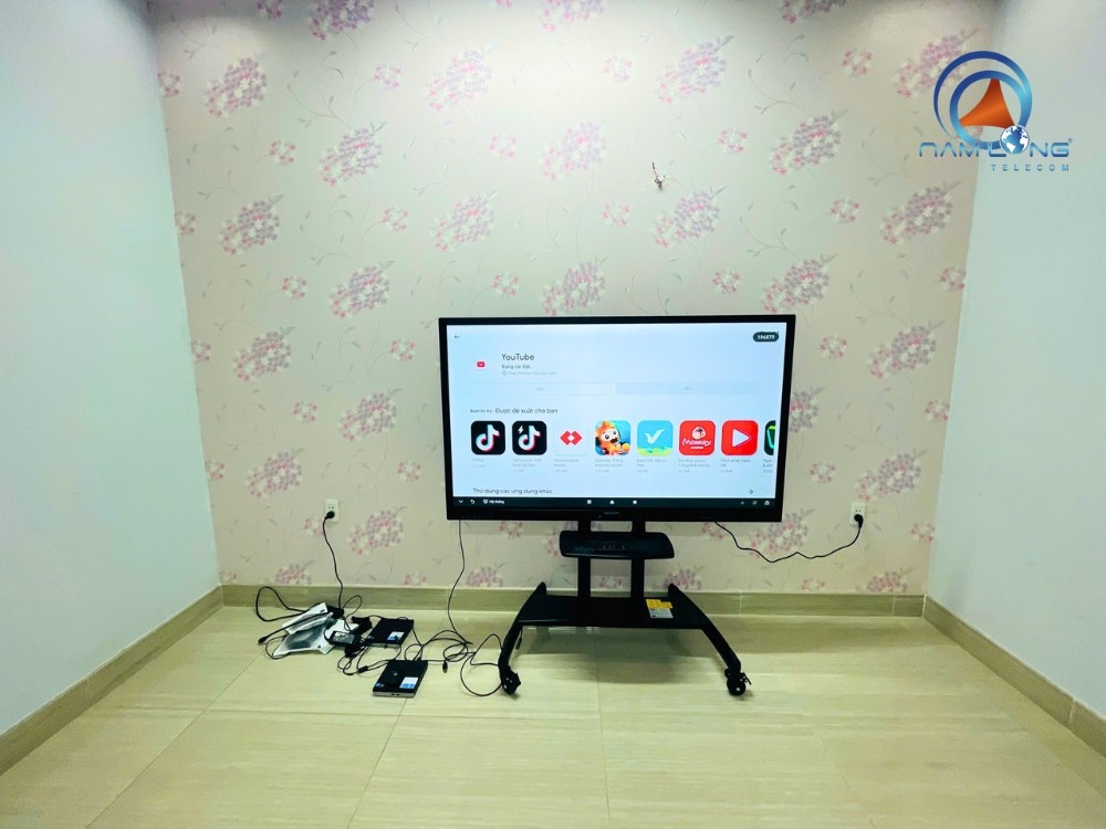 Hình ảnh lắp đặt màn hình tương tác Hikvision tại Genius Math