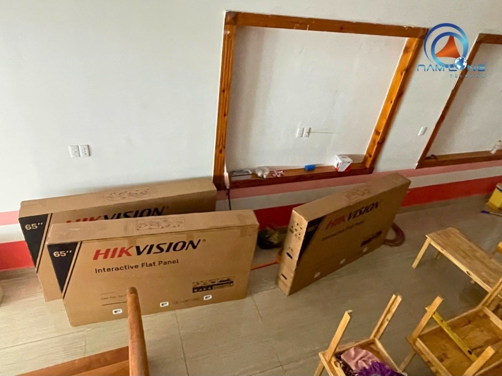 Hình ảnh lắp đặt màn hình tương tác Hikvision tại Genius Math
