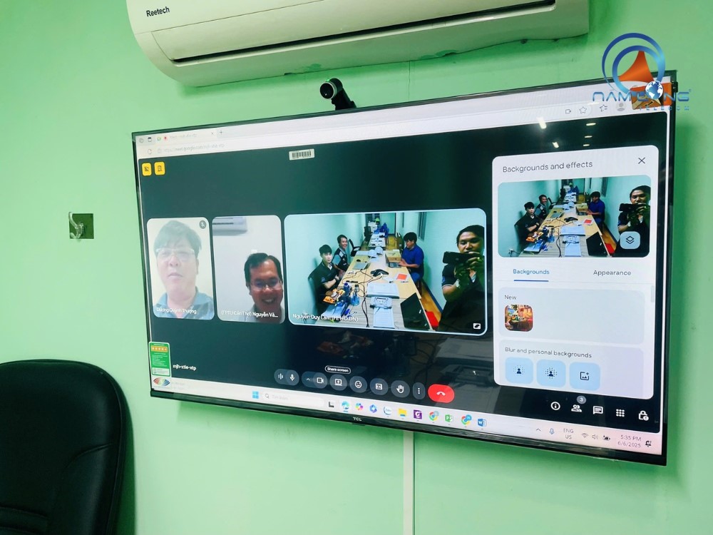 Lắp đặt màn hình hiển thị TCL 43 inch tại VINA-CONEX