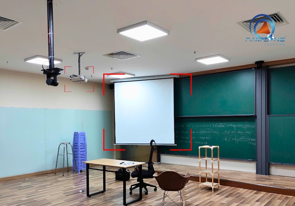 Lắp đặt máy chiếu và bảng chiếu tại Bio Turing