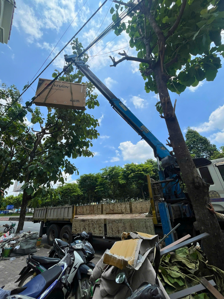 Vận chuyển màn hình tương tác lên tầng cao bằng xe cẩu