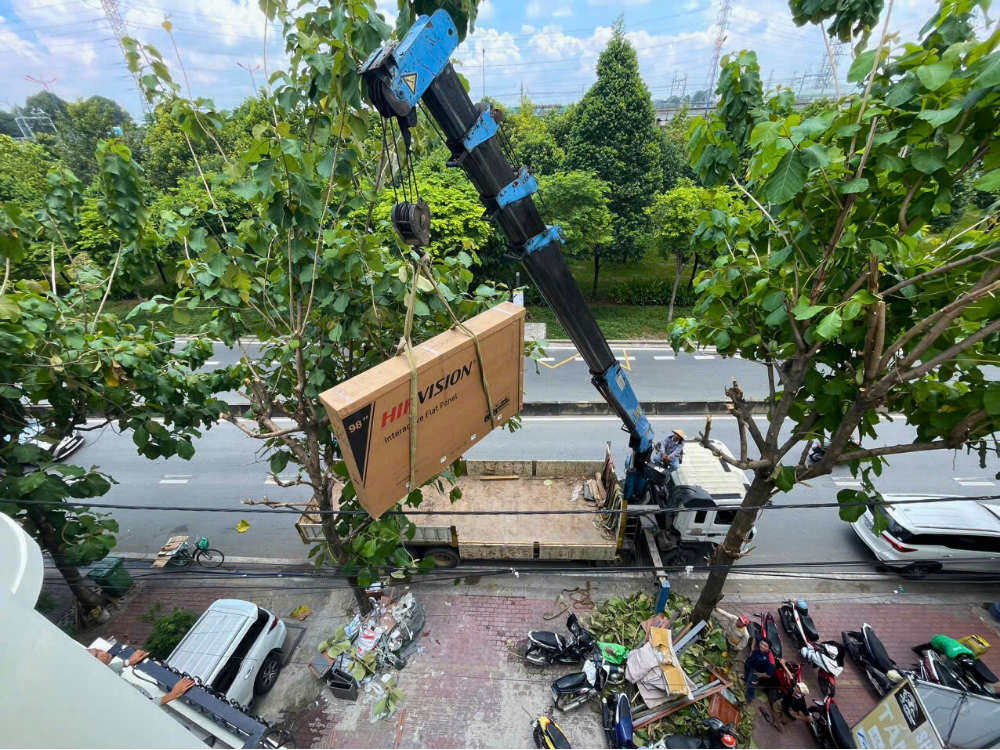 Vận chuyển màn hình tương tác lên tầng cao bằng xe cẩu