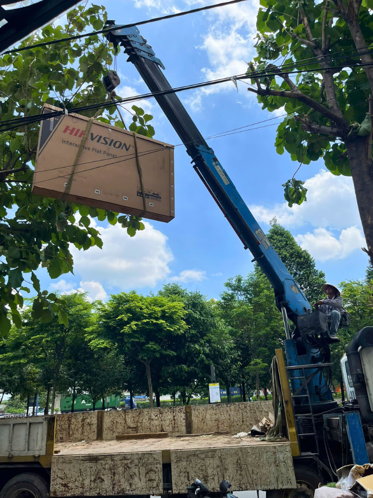 Vận chuyển màn hình tương tác lên tầng cao bằng xe cẩu