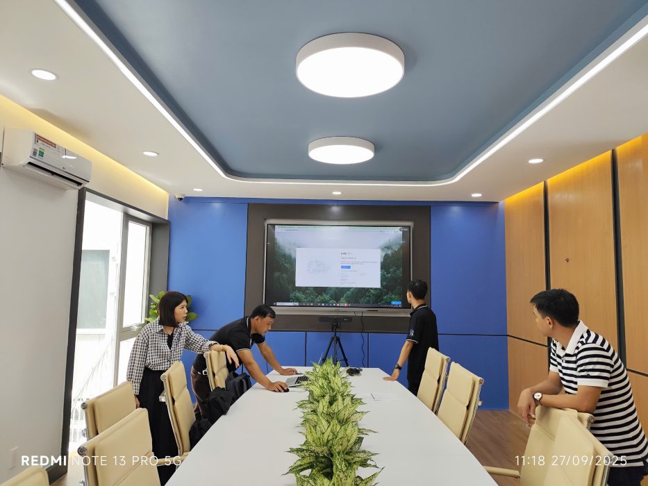 Lắp đặt màn hình tương tác 86 inch và Poly Studio P15 cho công ty CBC