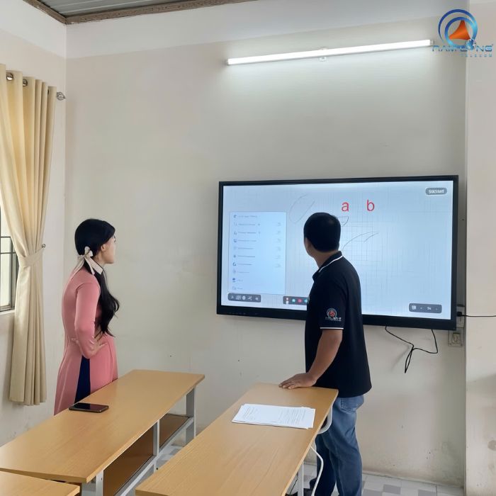Lắp đặt màn hình tương tác 65 inch cho lớp học Tiếng Anh tại Đồng Nai