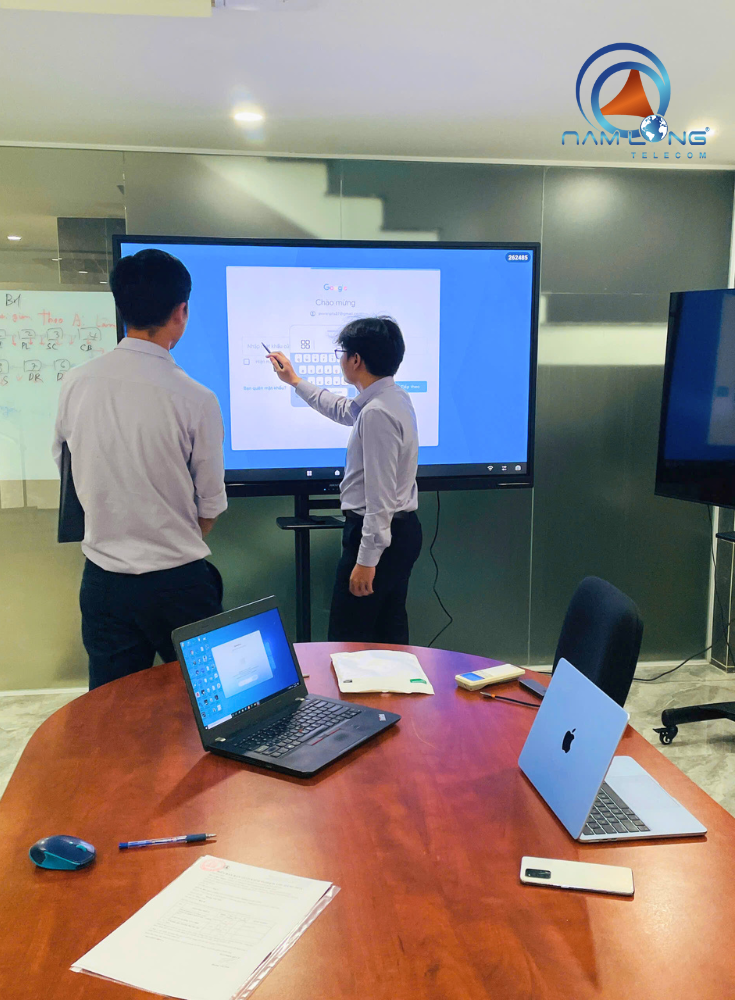 Lắp đặt màn hình tương tác Hikvision tại EVIET Bình Dương