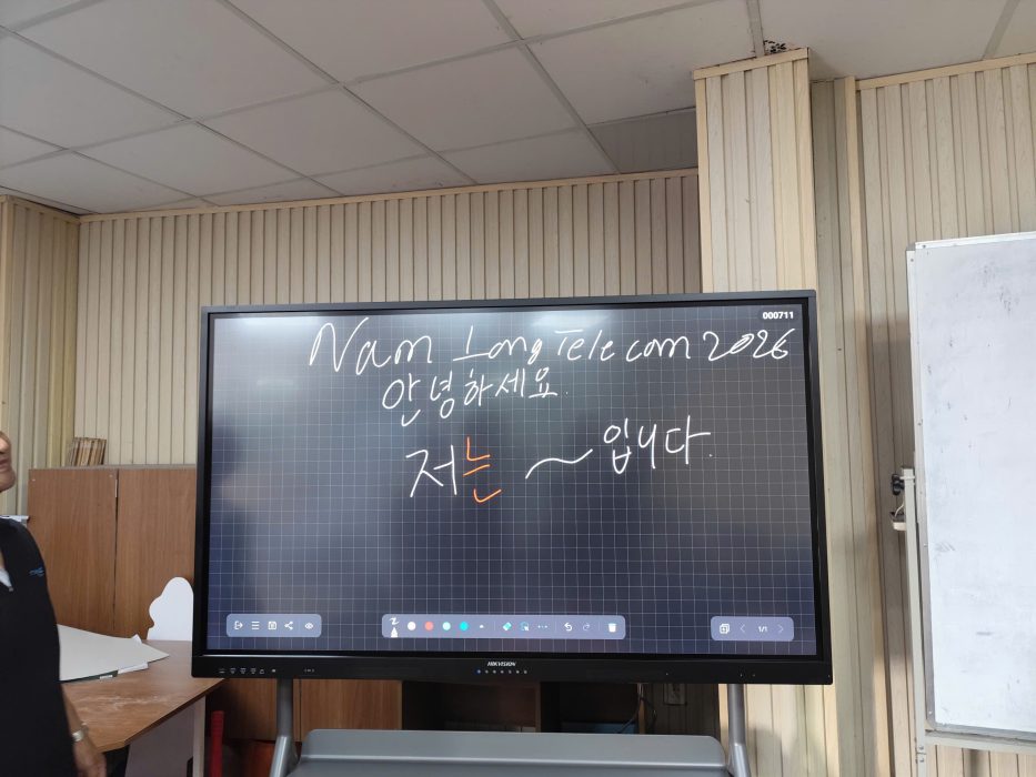 Lắp đặt màn hình tương tác 65 inch cho Trường Cao đẳng Bách khoa Sài Gòn