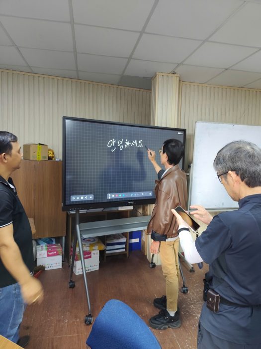 Lắp đặt màn hình tương tác 65 inch cho Trường Cao đẳng Bách khoa Sài Gòn