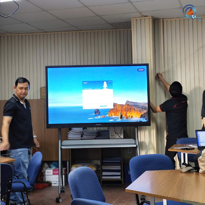 Lắp đặt màn hình tương tác 65 inch cho Trường Cao đẳng Bách khoa Sài Gòn