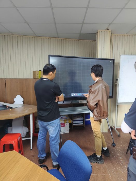 Lắp đặt màn hình tương tác 65 inch cho Trường Cao đẳng Bách khoa Sài Gòn