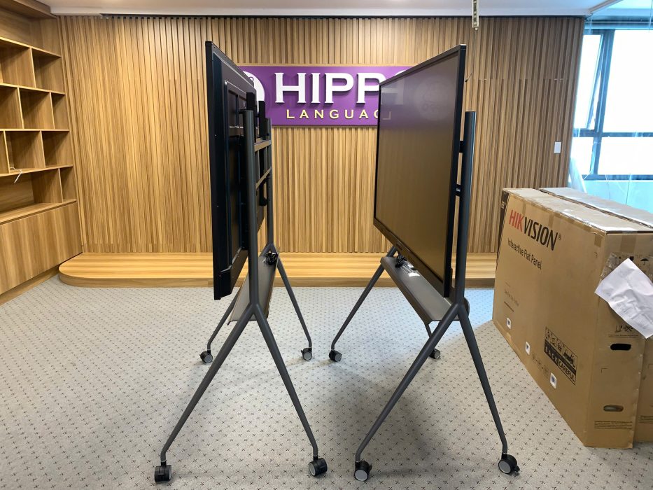 Lắp đặt 3 màn hình tương tác 65 inch cho Trung tâm Anh ngữ HIPPO