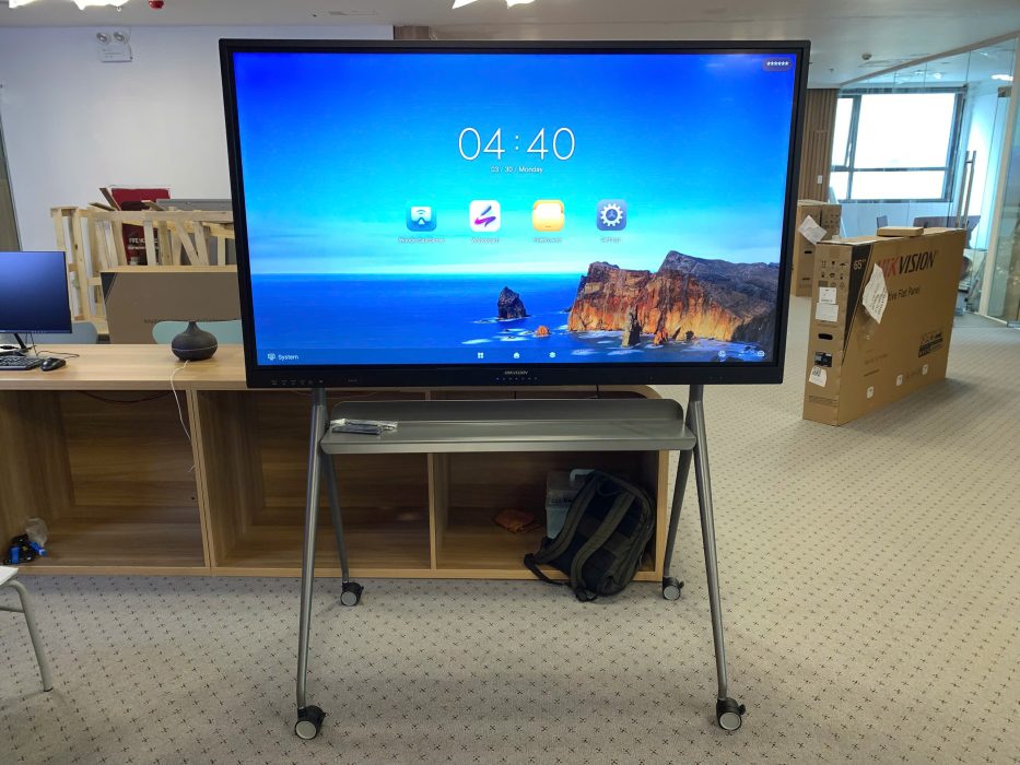 Lắp đặt 3 màn hình tương tác 65 inch cho Trung tâm Anh ngữ HIPPO