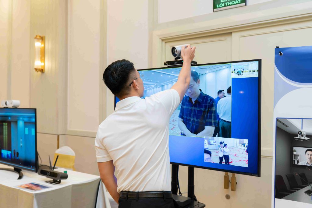 Khách hàng trải nghiệm trực tiếp sản phẩm tại sự kiện