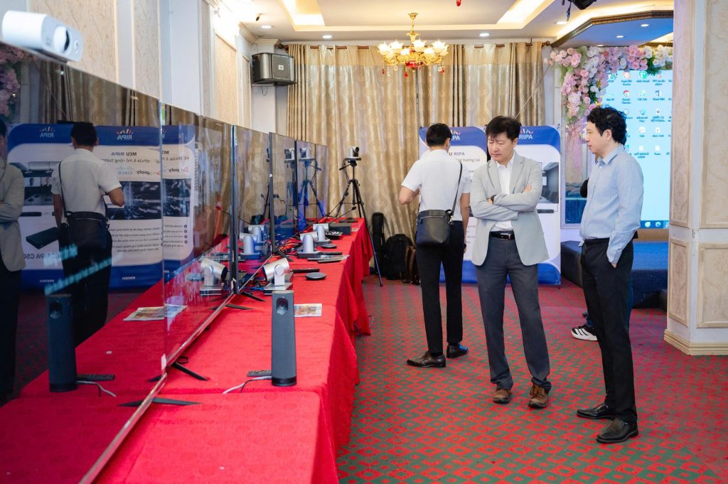 Khách hàng trải nghiệm trực tiếp sản phẩm tại sự kiện