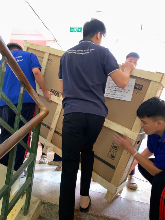 Lớp học hiện đại với màn hình tương tác 75 inch tại THPT Ngô Gia Tự