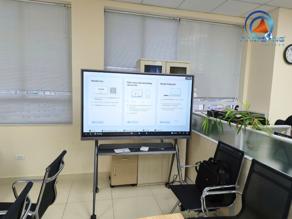 Hình ảnh lắp đặt màn hình tương tác Hikvision tại Chi cục Thuế Hà Nội