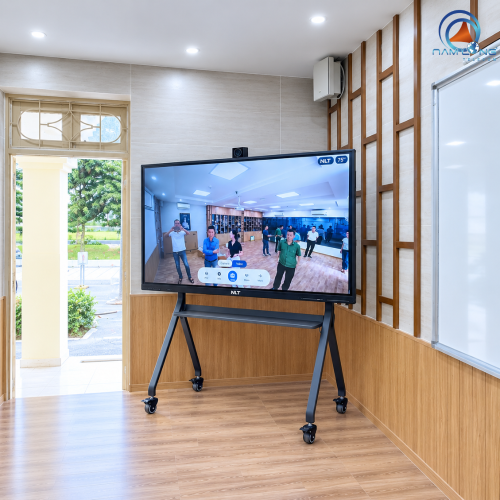 Lắp đặt màn hình tương tác 75 inch tại Đại học Hà Nội