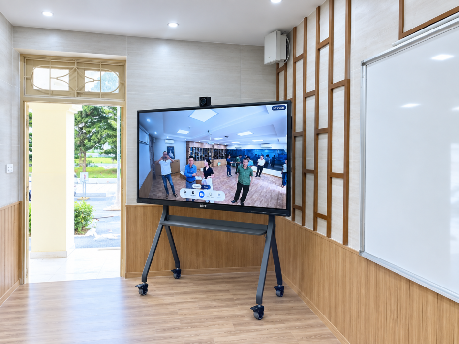 Lắp đặt màn hình tương tác 75 inch tại Đại học Hà Nội