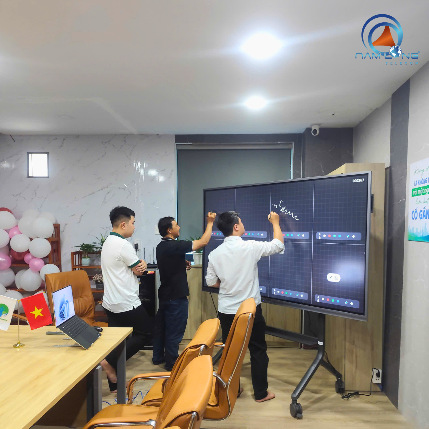 Lắp đặt màn hình tương tác Hikvision 86 inch tại Human Power | Bình Dương