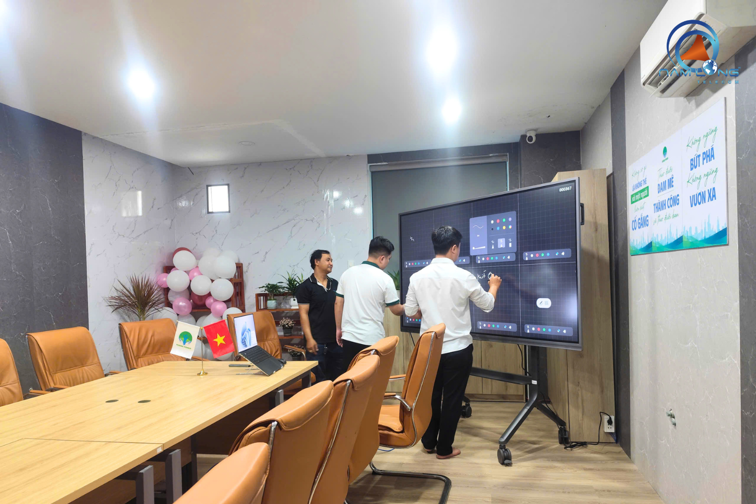 Lắp đặt màn hình tương tác Hikvision tại Human Power | Bình Dương