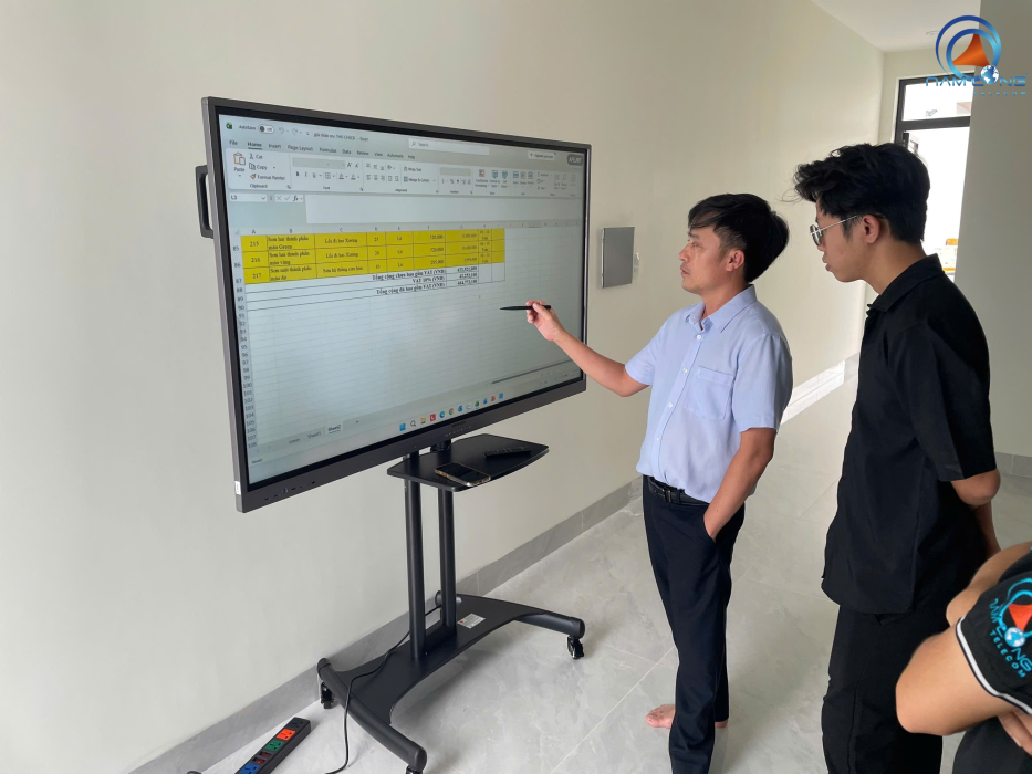 Lắp đặt màn hình tương tác 65 inch cho công ty Hoàng Sơn – Vũng Tàu